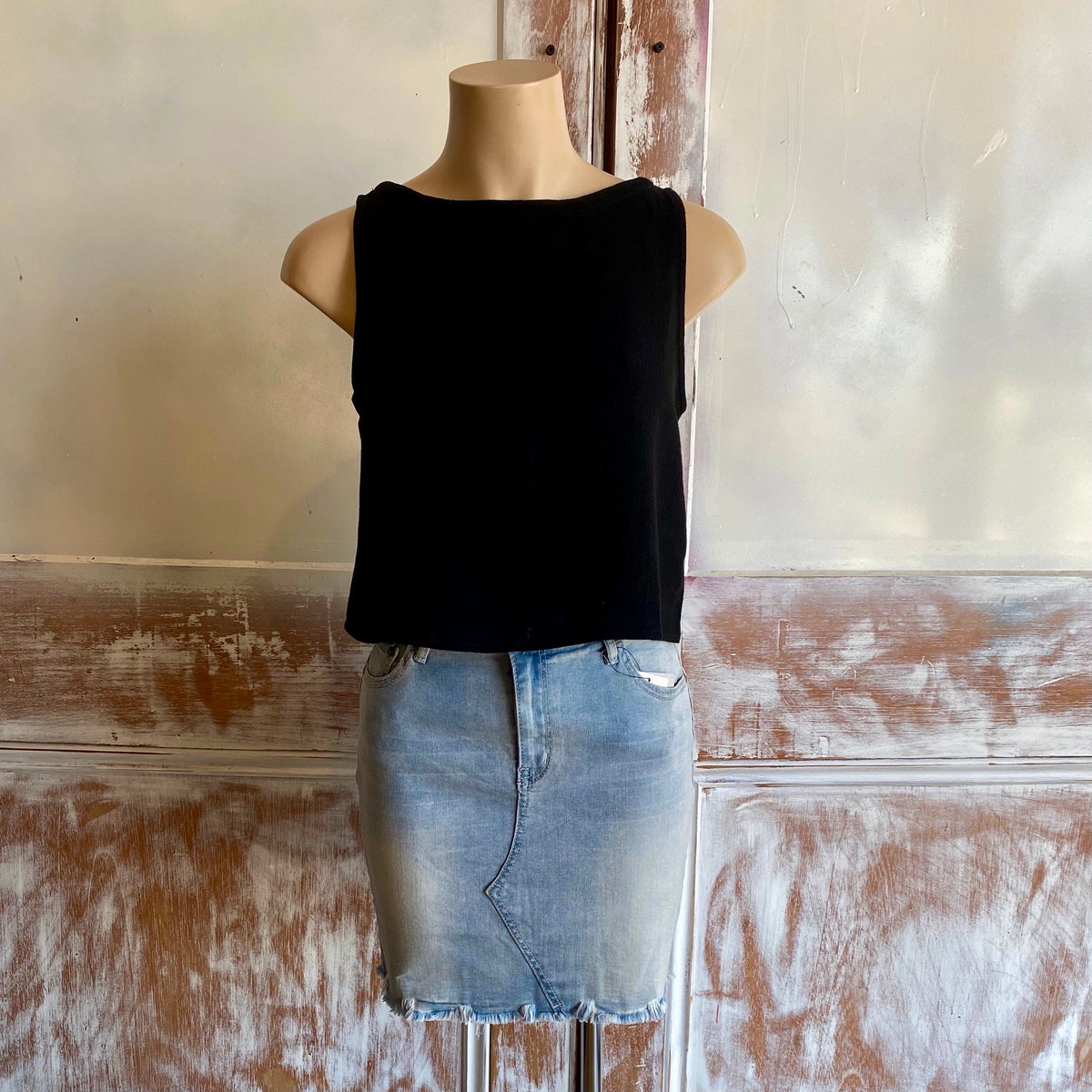 Kimmy Linen Crop Top - Black.
